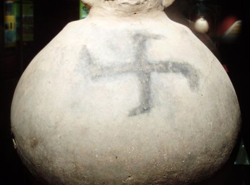 File:Sican-Vessel-in-the-Huaca-Rajada-Site-Museum-001.JPG - Wikimedia  Commons