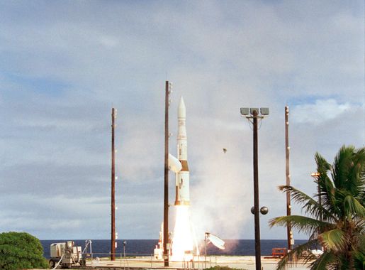 File:A Minuteman II is launched from Meck Island in the Kwajalein Missile  Range on Jan. 18, 2000.jpg - Wikimedia Commons