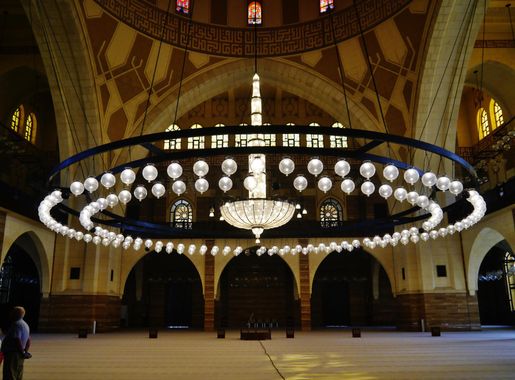 File:Manama al-Fateh Grand Mosque Interior Gebetshalle 3.jpg - Wikimedia  Commons