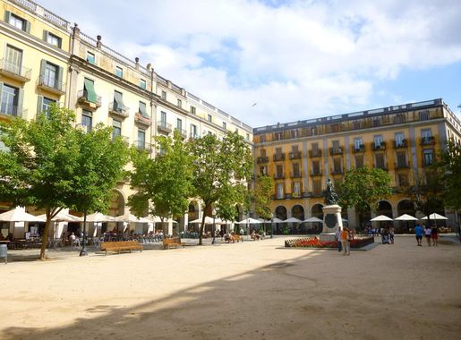 File:Girona - Plaza de Sant Agustí (Plaza de la Independencia) 03.JPG -  Wikimedia Commons