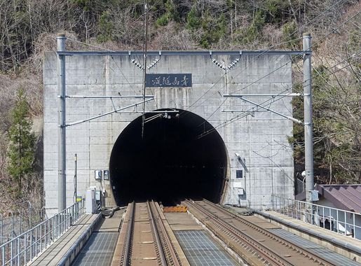 File:Seikan Tunnel entrance - dual-gauge track.jpg - Wikipedia