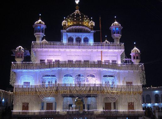 File:Akal Takht illuminated, in Harmandir Sahib complex, Amritsar.jpg -  Wikipedia