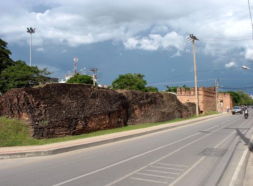 File:Ancient city wall and Chang Phueak Gate in Chiang Mai.jpg - Wikimedia  Commons