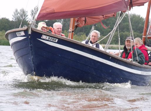 File:NNAB sailing on Barton Broad.jpg - Wikimedia Commons