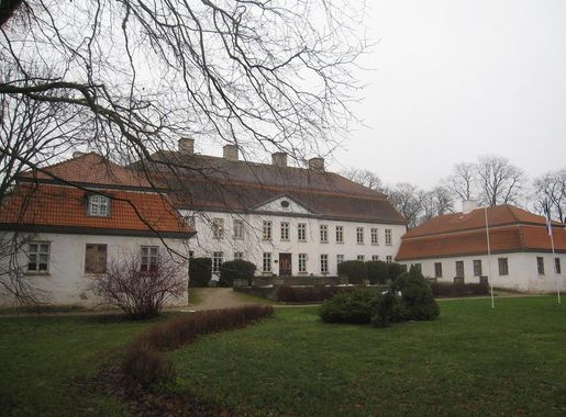 File:Hiiu-Suuremõisa mõisahoone.jpg - Wikimedia Commons