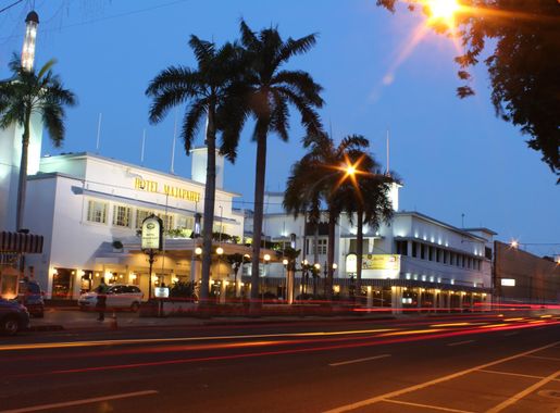 File:Orenje Hotel - Majapahit Hotel - Yamato Hotel, Surabaya Indonesia at  dusk.jpg - Wikimedia Commons