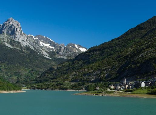 File:Spain, Aragon - Sallent de Gallego - Lannuza - Rio Gallego - Pyrenees  moutain - Picture Image Photography (14437342004).jpg - Wikimedia Commons