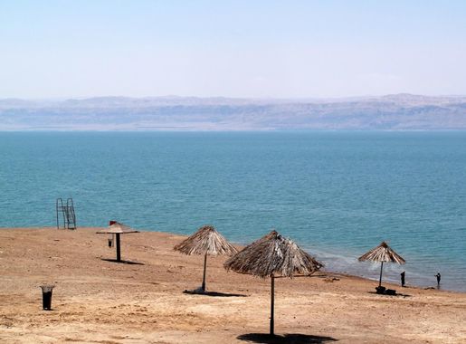 File:Dead Sea beach 00.JPG - Wikimedia Commons