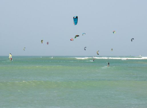 File:Masirah Kite Surfing 1.jpg - Wikimedia Commons
