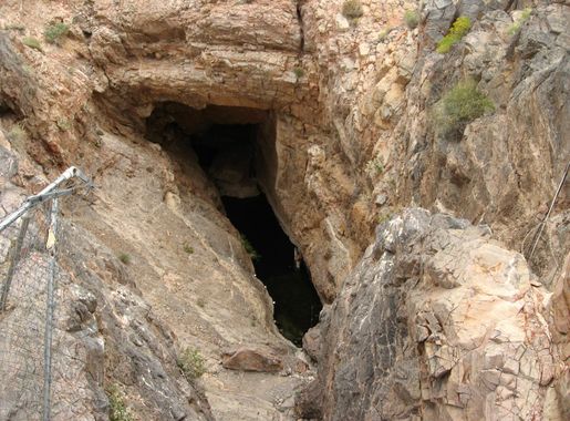 File:Devils Hole, Death Valley National Park (Exclave Unit), Amargosa  Valley, Nevada (5628757621).jpg - Wikimedia Commons