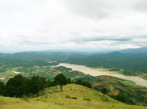File:Lang Biang mountain in Da Lat Vietnam - panoramio.jpg - Wikimedia  Commons