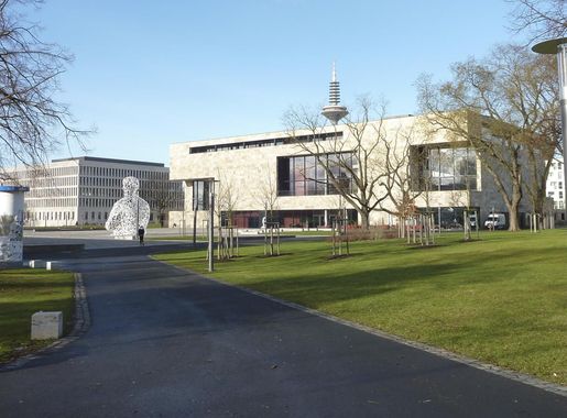 File:FFM Uni-Campus Westend Campusplatz Suedost-Ansicht.jpg - Wikimedia  Commons