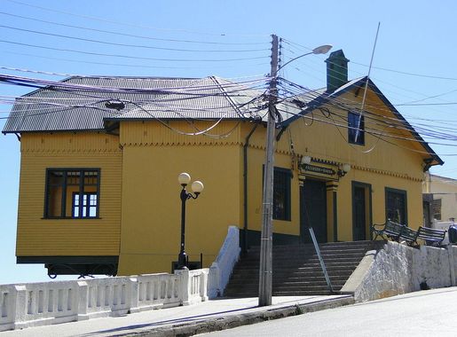 File:Ascensor Barón-Acceso Superior.JPG - Wikimedia Commons