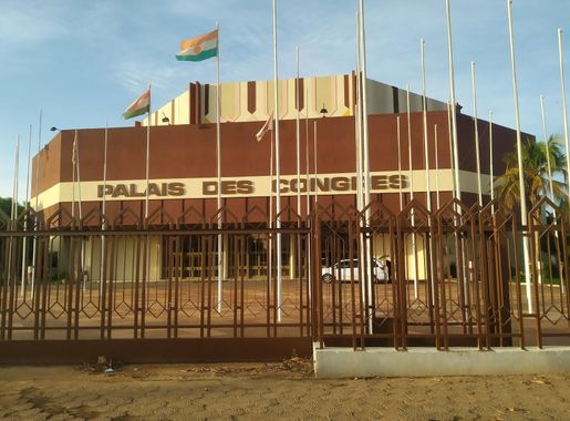File:Palais des Congrès de Niamey.jpg - Wikimedia Commons