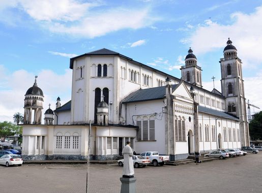 File:Cathédrale Saint Pièrre et Paul de Douala1.jpg - Wikimedia Commons