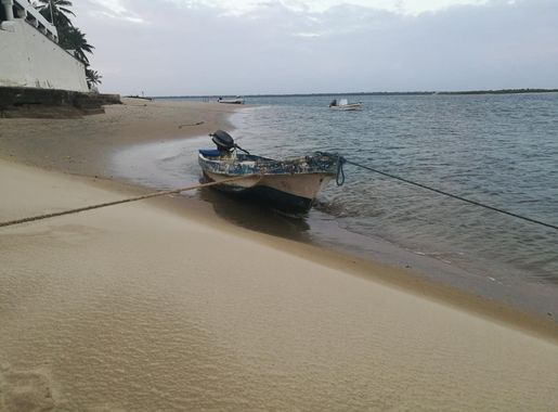 File:Anchored boat in Shela Village, Lamu Island, Kenya.jpg - Wikimedia  Commons