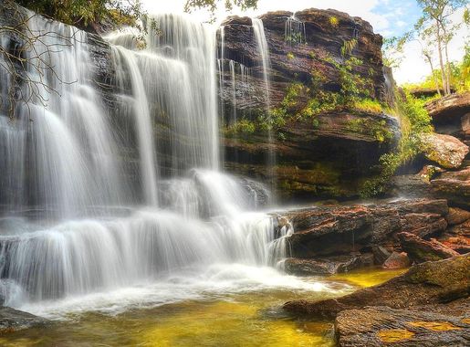 File:Cascada los Cuarzos - Caño Cristales - La Macarena.jpg - Wikimedia  Commons