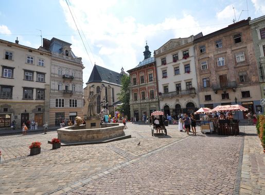 File:Rynok Square in Lviv and the statue of Neptune (8673865141).jpg -  Wikimedia Commons