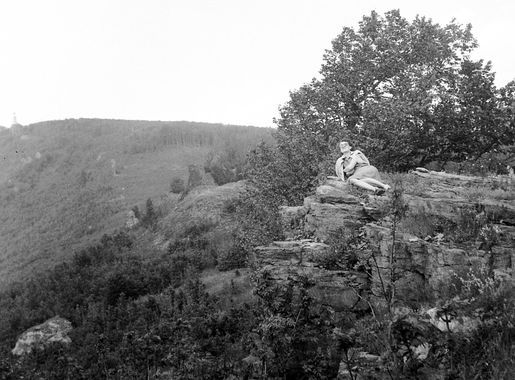 File:Börzsöny, háttérben a Csóványos kilátója. Fortepan 7889.jpg -  Wikimedia Commons