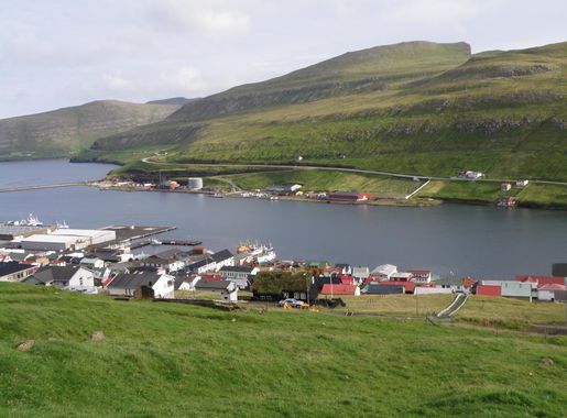 File:Vágur Faroe Islands, Vágsfjørður, The Harbour and Rávan Mountain.JPG -  Wikipedia