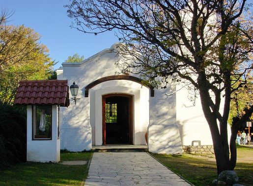 Archivo:Entrada a la Capilla del Rosario de Piedra Blanca.JPG - Wikipedia,  la enciclopedia libre