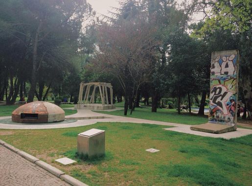 File:Tirana Park+Statues.jpg - Wikimedia Commons