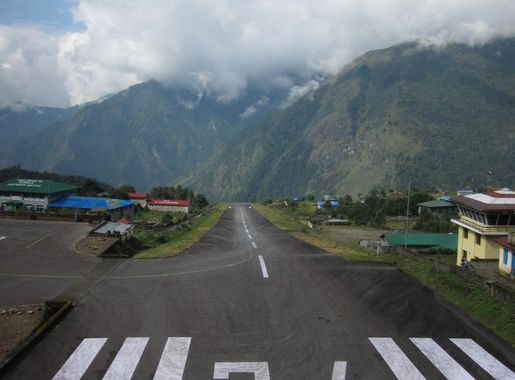 File:Lukla airport runway.jpg - Wikimedia Commons