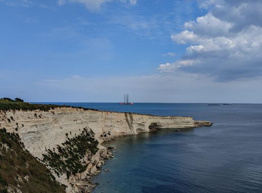 File:Il-Ħofra ż-Żgħira, Malta with oilrig.jpg - Wikimedia Commons