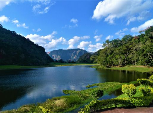 File:Laguna Volcan Serranías del Amboró 02.jpg - Wikimedia Commons