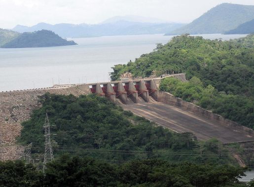 File:Spillway of Akosombo dam.jpg - Wikimedia Commons