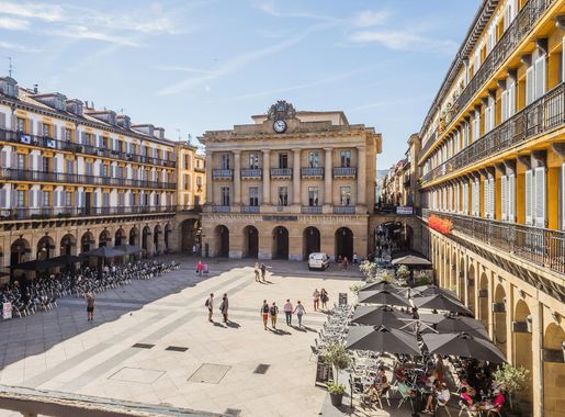 Archivo:Konstituzio plaza 02.jpg - Wikipedia, la enciclopedia libre