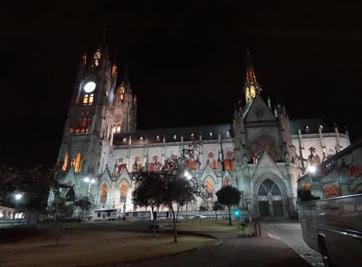 File:Basílica del Voto Nacional, Quito (exterior) pic.ao1C01625.jpg -  Wikimedia Commons
