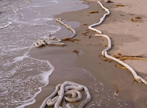 File:May 14, Sorbent boom in the waves, Grand Isle, La (4666451470).jpg -  Wikimedia Commons