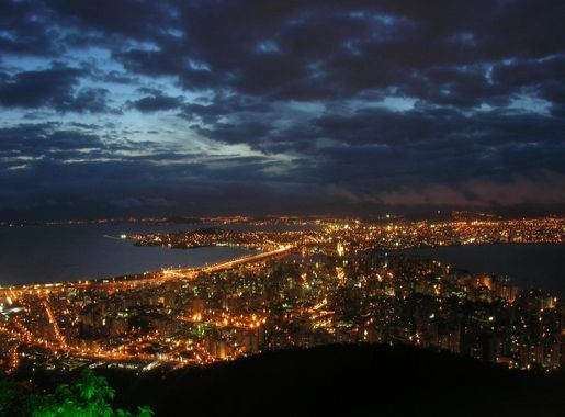 Ficheiro:Florianopolis downtown night2.jpg – Wikipédia, a enciclopédia livre