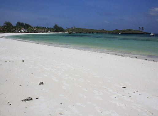 File:White-Sand Beach in Watamu.jpg - Wikimedia Commons