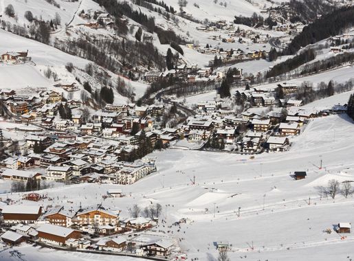 File:Hinterglemm from Zwölferkogelbahn 2010-02-09.jpg - Wikimedia Commons