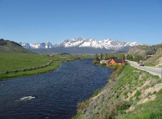 File:Sawtooth Mountains and Salmon River.JPG - Wikimedia Commons