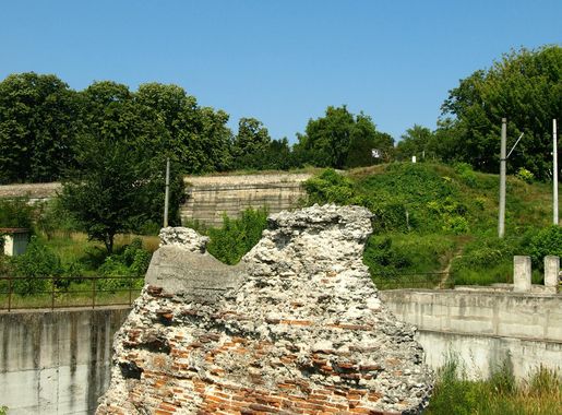 File:Piciorul Podului lui Traian, malul românesc (19 august 2009).jpg -  Wikimedia Commons