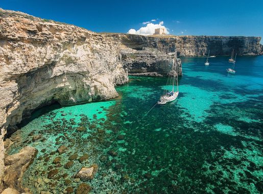 File:Blue Llagoon in Comino, Malta.jpg - Wikimedia Commons