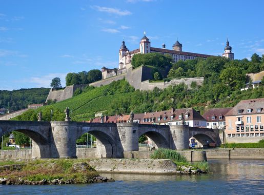 File:Fortress Marienberg and the Old Bridge.jpg - Wikimedia Commons