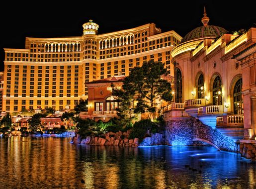 File:Bellagio Casino and Hotel at Night.jpg - Wikimedia Commons