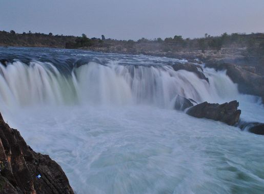 File:Dhuandhar falls at Bhedaghat, Madhya Pradesh, India.jpg - Wikimedia  Commons