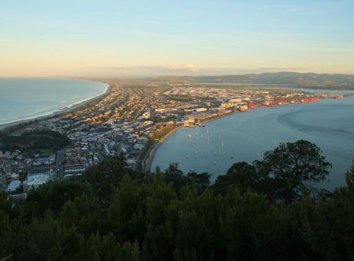 Slika:Evening view from the Mount over Mount Maunganui.jpg - Wikipedija,  prosta enciklopedija
