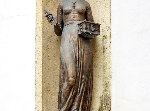 File:Croatia-00559 - Stone Gate Statue - Dora Krupić (9317585516).jpg -  Wikimedia Commons