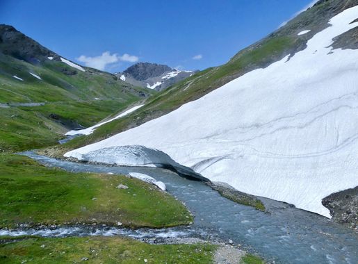 File:Névé sur le torrent de la Lenta près de l'Iseran en été (2019).JPG -  Wikimedia Commons