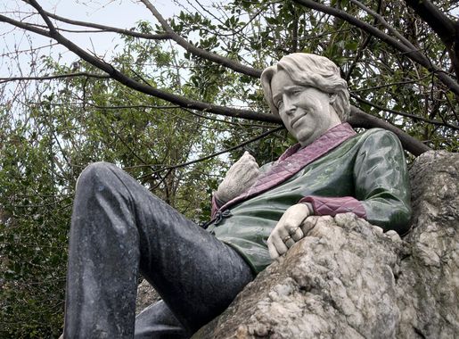 File:Oscar Wilde Statue (4503030408).jpg - Wikipedia