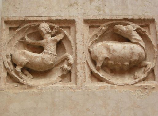 File:Battistero di parma, rilievi formelle fregio 20 centauro e animale da  latte.JPG - Wikimedia Commons
