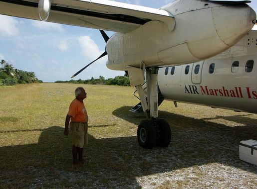 File:Dash 8-100 of Air Marshall Islands.jpg - Wikimedia Commons