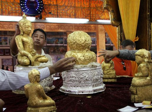 File:Phaung Daw U-Festival-18-Buddha-gje.jpg - Wikimedia Commons