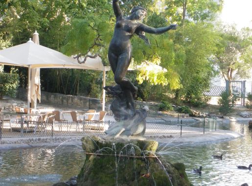 File:Avignon - Fontaine Jardin des Doms.JPG - Wikimedia Commons